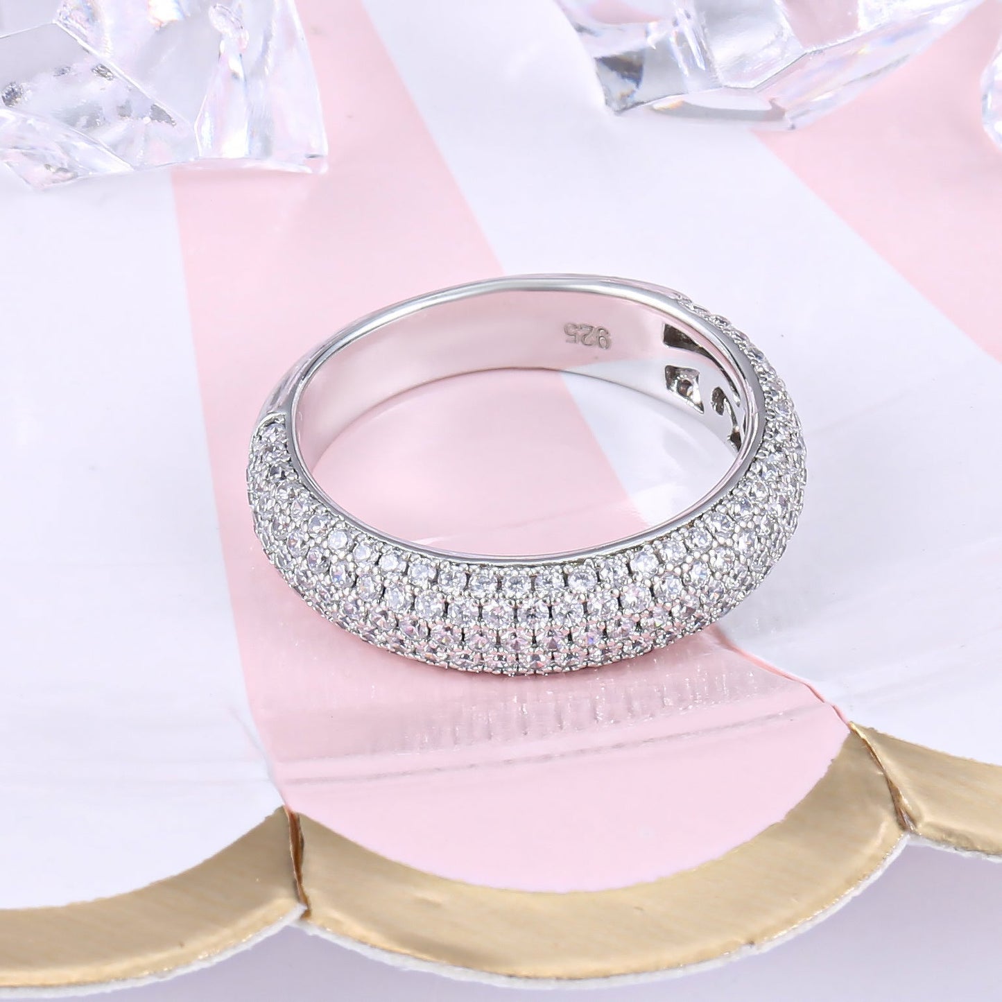 stunning unisex band ring