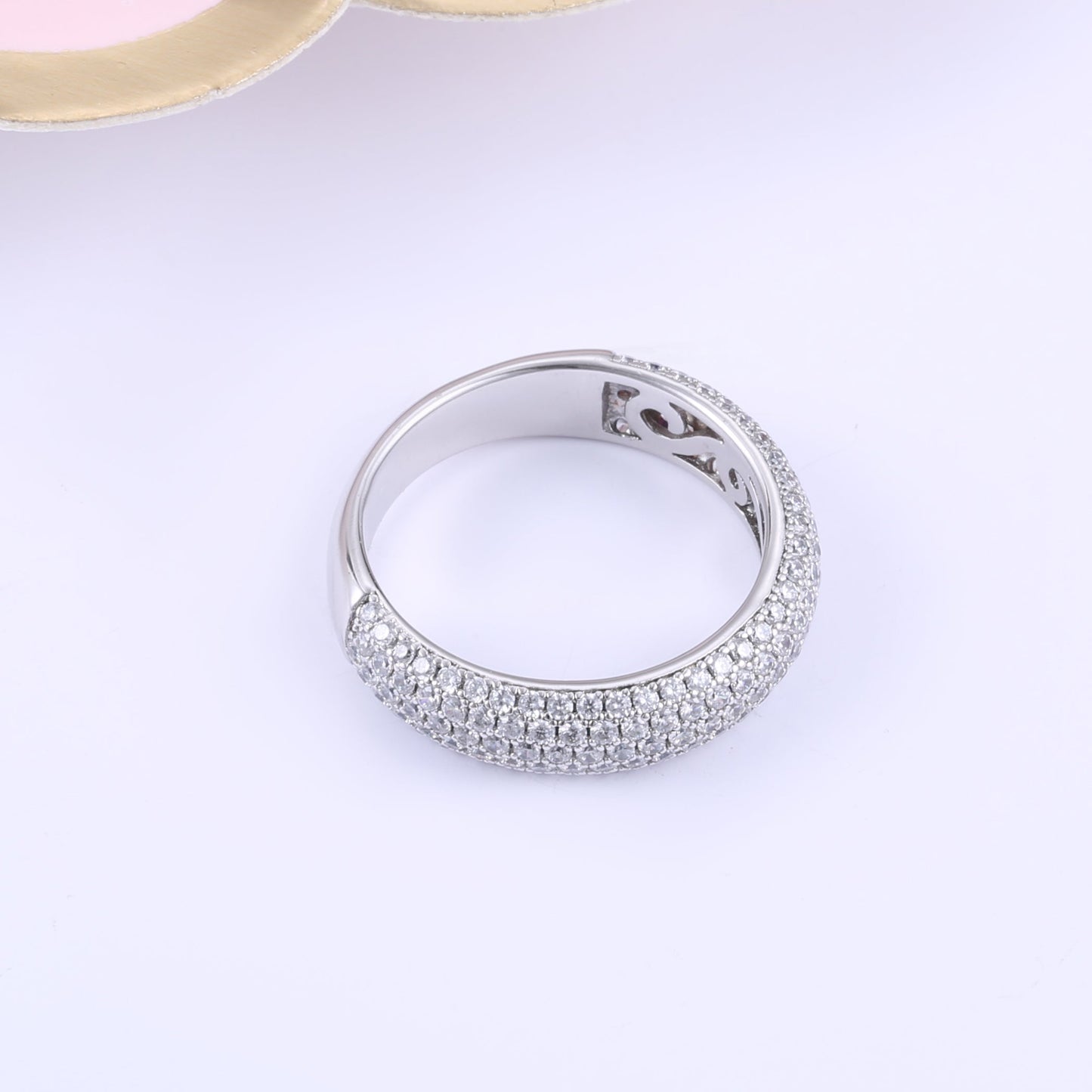 stunning unisex band ring